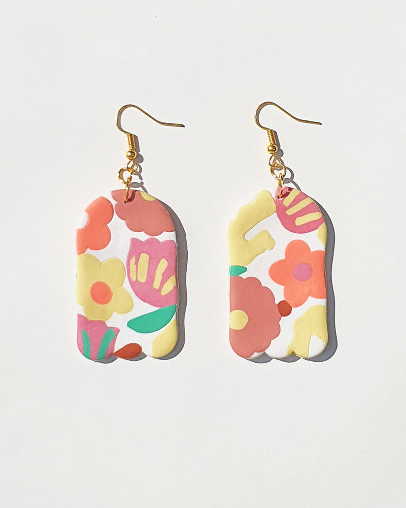Flat Wavy Graphic White Floral Drop Earrings