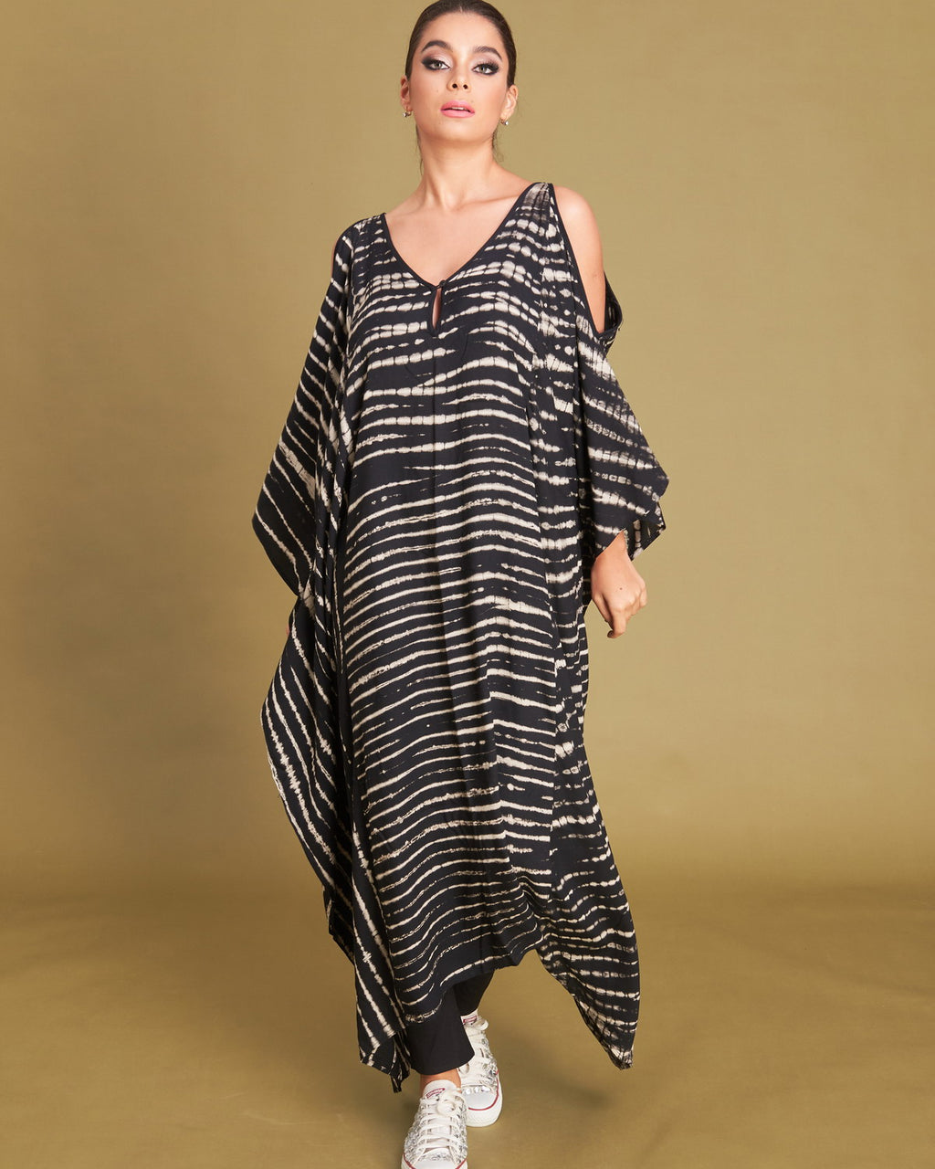 Women Shoulder Zig Kaftan - Roses & Rhinos